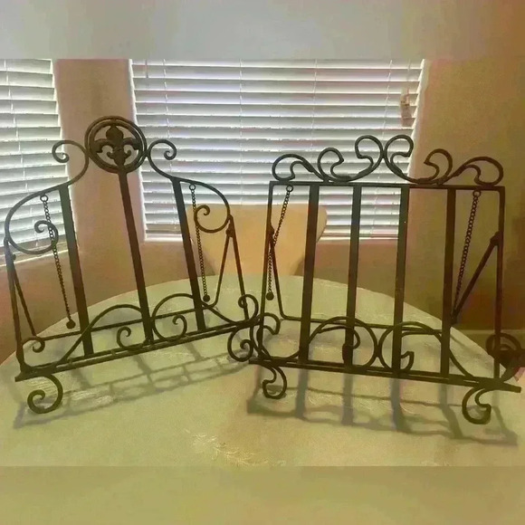 🌟 TWO Elegant Dk Brown/Black Metal Tabletop Easels w/chain/ball/swirl decor - Picture 1 of 6